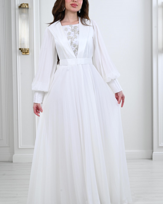 Long distinctive dress 