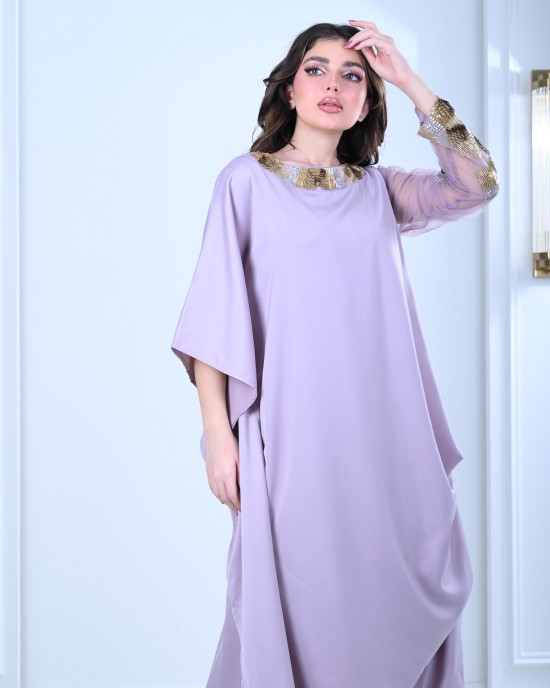 جلابية نسائية بتصميم عصري أنيق