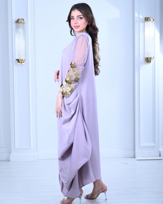 جلابية نسائية بتصميم عصري أنيق